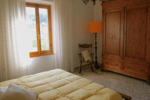 巴尼奥阿里波利Casa Martellina - Holiday Home的一间卧室配有床、窗户和梳妆台