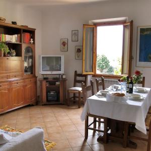 巴尼奥阿里波利Casa Martellina - Holiday Home的客厅配有桌子和电视