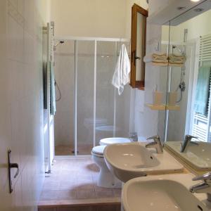巴尼奥阿里波利Casa Martellina - Holiday Home的浴室配有卫生间、两个盥洗盆和淋浴。