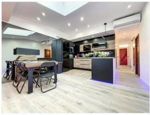 戛纳影节宫公寓的开放式厨房以及带桌椅的用餐室。