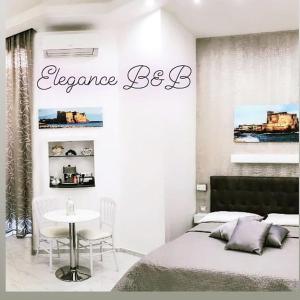 那不勒斯Elegance B&B的一间卧室配有一张床、一张桌子和一个标志