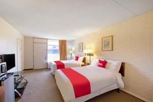 多斯韦尔OYO Hotel Doswell Kings Dominion的酒店客房设有两张床和电视。