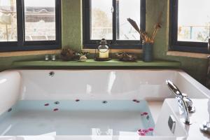 Kammonקטלב kta-love的带窗户的浴室内的白色浴缸