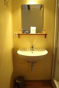 富伦Vakantiewoningen-Pizzeria Blanckthys Voeren的浴室设有白色水槽和镜子