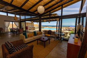 维加伊托Wiro House - Casa de Playa en Vichayito的海景客厅