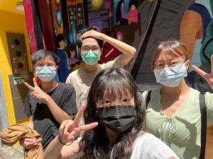 台南mydeer backpacker的一群戴面具的人,为照片着装