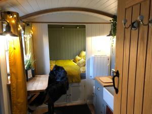 圣奥斯特尔Miners Hut的一间小卧室,配有一张镜子内的床铺