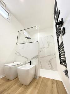 莫诺波利DAVID HOUSE的白色的浴室设有水槽和卫生间。
