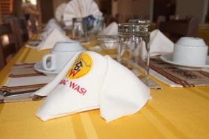 奇瓦伊Sumac wasi的一张桌子,上面有白色的餐巾纸,放在黄色的桌子上