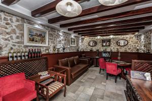 波拉卡Heritage Hotel & Estate Raznjevica Dvori AD 1307的酒吧配有沙发和桌椅