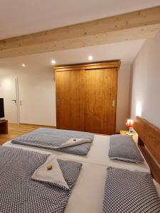 雷滕贝格Allgäuer Heimat的一间卧室配有一张带两张餐巾的床