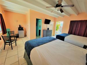 Summerland Key卢港珊瑚礁度假酒店的酒店客房配有两张床和吊扇。