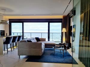 济夫努夫BALTIC VIEW Luxury Apartment Gardenia FRONT的客厅配有沙发和桌子