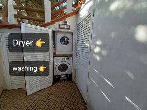 拉戈斯BELCH1952的洗衣房配有洗衣机和洗衣机