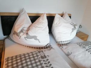 马尔尼茨BergAufe Chalets Mallnitz的一张带两个枕头的床