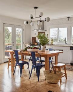 WaupoosGran Roble的厨房配有木桌和蓝色椅子