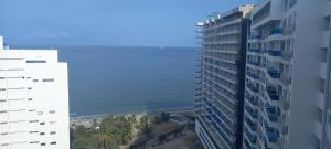 圣玛尔塔Apartamento con salida al Mar的从两栋建筑中欣赏到海景