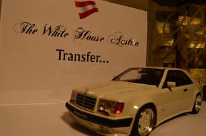 Lind ob Velden白宫奥地利公寓的标志前的白色汽车模型