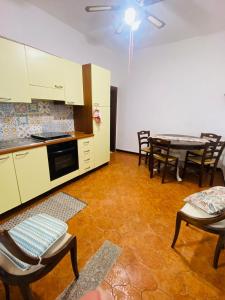 塔拉莫内Da Allegro al mare的厨房以及带桌椅的用餐室。