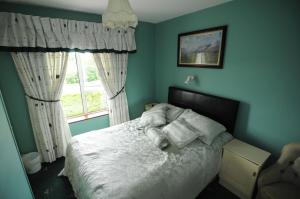 多尼戈尔海伍兹住宿加早餐旅馆的卧室配有带枕头的床铺和窗户。