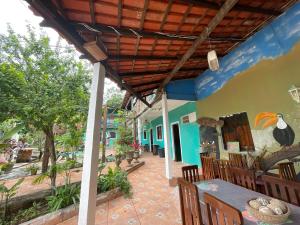 马瑙斯Arapiri Guest House的餐厅配有桌椅和墙上的绘画作品