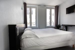 巴黎Hotel Mimosa Paris的卧室设有一张白色大床和两个窗户。