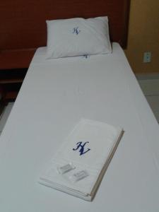 特雷斯拉瓜斯Hotel Veredas的一张白色的床,上面有两个枕头