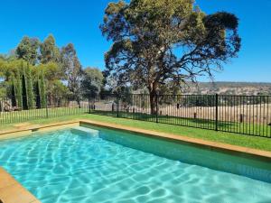 Mount Torrens47 WOOLSHED ROAD - Adelaide Hills rural retreat的树荫庭院中的游泳池