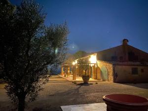 基亚恩尼Belvilla by OYO Podere San Giovanni的享有带灯的建筑的夜景