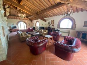 基亚恩尼Belvilla by OYO Podere San Giovanni ventisei的大型客厅配有皮椅和桌子