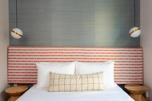 旧金山EPIK酒店的一张带红色和白色条纹床头板的床