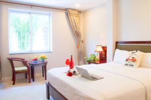 Sunshine Boutique Hotel Phu My Hung客房内的一张或多张床位