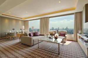 曼谷曼谷安凡尼+河畔酒店的客厅配有沙发和桌子