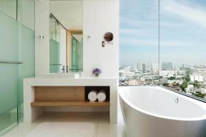 曼谷曼谷安凡尼+河畔酒店的白色的浴室设有浴缸和窗户。