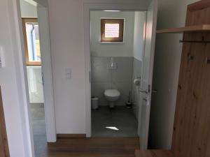 克勒希Gusto Lodges的一间带卫生间和窗户的浴室