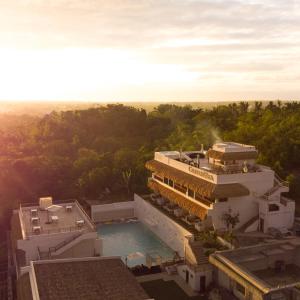 TaiwalaBohol Coastal View Hotel的享有带游泳池的建筑的空中景致
