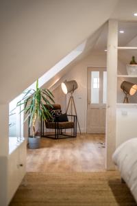 弗福尔Modern and Stylish WoodHous的一间卧室设有楼梯,配有沙发和植物