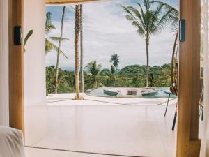 曼格斯NEANO ESCAPE的客房享有游泳池和棕榈树的景致。