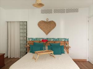 圣克鲁斯-德特内里费Beautiful beach的卧室配有一张位于墙上的床铺。