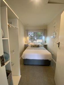 开普敦Walmer Cottage - Cute & Pet friendly的一间小卧室,配有床和窗户
