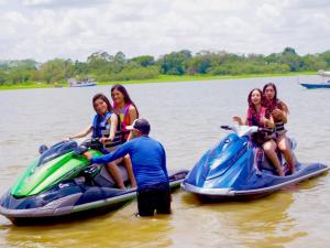 普卡尔帕Águila Dorada Selva Hotel的一群人乘水上摩托艇