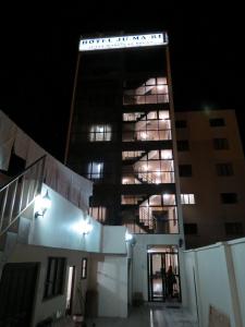 乌尤尼朱马利酒店的一座晚上亮着灯的建筑