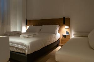 西维尔诺瓦·马尔凯Civitaloft Luxury Rooms的酒店客房 - 带两张床