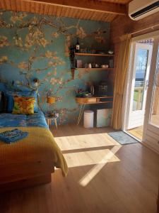 圣特马坦迪克Het baken van Tholen的一间卧室配有一张蓝色墙壁的床