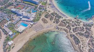 阿依纳帕Dome Beach Marina Hotel & Resort的享有海滩和海洋的空中景致