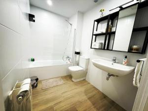 巴拉卡Gran Bilbao XI with parking by Aston Rentals的白色的浴室设有水槽和卫生间。