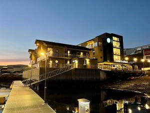 哈默菲斯特Arctic Sea Hotel的城市的一座建筑,晚上有灯光