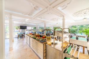 阿德拉桑Adrasan Beach Club的一间提供多种食物的客房内的自助餐