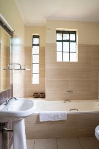 内罗毕dreamplace bed and breakfast Gigiri的浴室配有白色浴缸和水槽