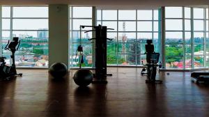 KebonnanasVentura Room at TreePark City的享有城市景致的健身房